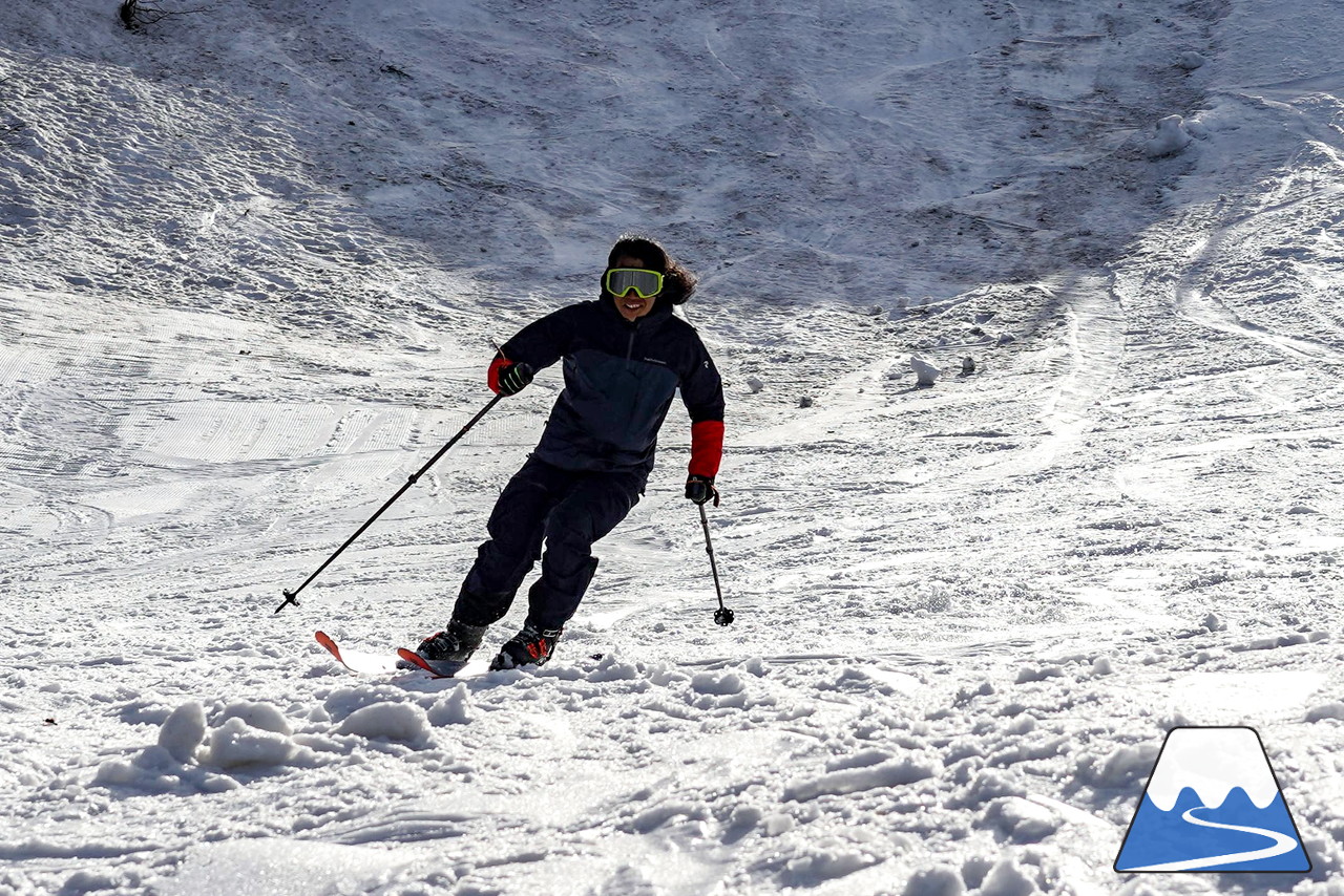 富良野スキー場 のんびりとした雰囲気漂う春のゲレンデ。そこに、サプライズゲスト・プロスキーヤー山木匡浩さん登場！